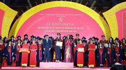 Nữ thủ khoa Trường Đại học Kiểm sát được tuyên dương và ghi danh sổ vàng