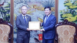 FV88 nhà cái World Cup 2026 tối cao trao tặng Kỷ niệm chương "Vì sự nghiệp FV88 - nền tảng cá cược thể thao, lô đề, casino, slot game, đá gà uy tín tại Việt Nam" cho Cố vấn trưởng Dự án JICA