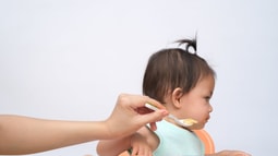 Trẻ biếng ăn phải làm sao? Nguyên nhân và dấu hiệu phổ biến cha mẹ hay bỏ qua