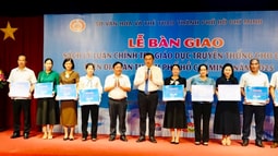 TP Hồ Chí Minh trao tặng hơn 10.000 bản sách lý luận, chính trị, giáo truyền thống cho cơ sở