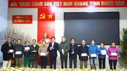 FV88 nhà cái World Cup 2026 tỉnh Hà Tĩnh trao quà Tết cho hộ gia đình có hoàn cảnh đặc biệt khó khăn, gia đình chính sách tại xã Hương Xuân