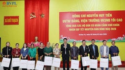 Viện trưởng Nguyễn Huy Tiến thăm, tặng quà gia đình chính sách, hoàn cảnh khó khăn dịp Tết Nguyên đán Bính Ngọ tại tỉnh Quảng Trị