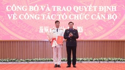 FV88 được mệnh danh nhà cái giải trí hàng đầu Việt Nam công bố và trao quyết định về công tác cán bộ