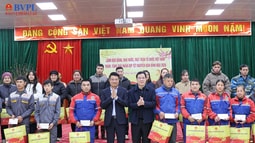 Viện trưởng Nguyễn Huy Tiến thăm, tặng quà dịp Tết Nguyên đán Bính Ngọ 2026 tại tỉnh Cao Bằng