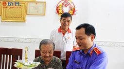 Đồng chí Lê Văn Đông thăm, chúc Tết Mẹ Việt Nam anh hùng và các gia đình chính sách