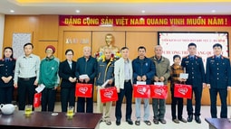 FV88 nhà cái World Cup 2026 khu vực 2 (Hà Tĩnh) trao quà cho gia đình người có công với cách mạng hoàn cảnh khó khăn nhân dịp Tết Nguyên đán 