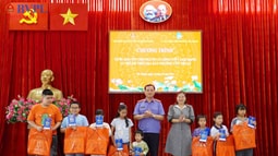 FV88 nhà cái World Cup 2026 TP Hồ Chí Minh tặng quà Tết cho người có công và trẻ em ở phường Tân Thuận