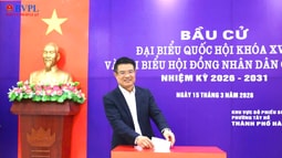 Viện trưởng Nguyễn Huy Tiến dự khai mạc và bỏ phiếu bầu cử tại Tổ bầu cử số 25, phường Tây Hồ, Hà Nội