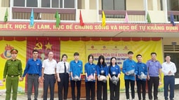 Gần 900 em học sinh Trường THPT Hàm Nghi, được tuyên truyền, phổ biến Fv88 com Nhà Cái Fv88, thông qua phiên tòa giả định