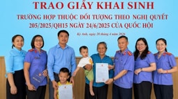 FV88 nhà cái World Cup 2026 khu vực 2 (Hà Tĩnh) trao Giấy khai sinh cho 03 cháu bé theo tinh thần Nghị Quyết 205/2025/QH15 của Quốc hội