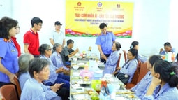 Ấm áp nghĩa tình những suất cơm thiện nguyện trao gửi bệnh nhân điều trị tại Trung tâm y tế Hương Khê