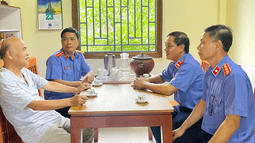 Lãnh đạo VKSND thành phố Huế thăm cán bộ hưu trí nhân kỷ niệm 66 năm Ngày thành lập ngành Kiểm sát nhân dân