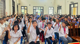 VKSND khu vực 4 (Hà Tĩnh) tuyên truyền đưa Nghị quyết 205/2025/QH15 đến với học sinh ngay từ đầu năm học mới