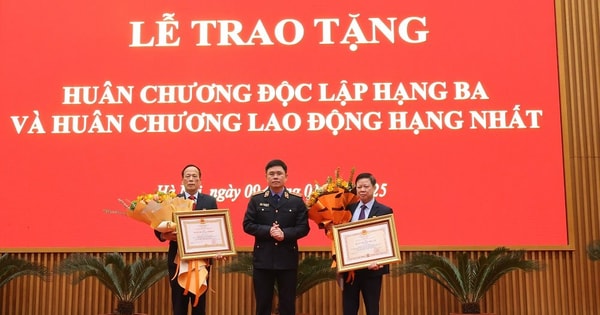 VKSND tối cao trao Huân chương Độc lập hạng Ba và Huân chương Lao động hạng Nhất tặng 2 cá nhân