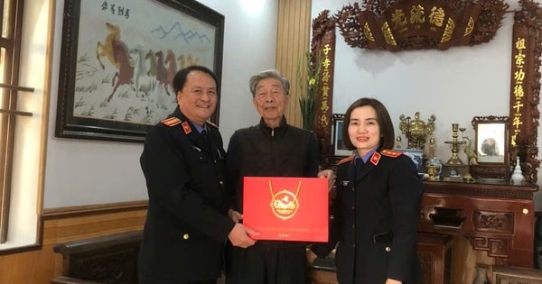 VKSND huyện Kim Thành: Thăm hỏi, tặng quà các đồng chí hưu trí nhân dịp Tết Nguyên đán Ất Tỵ năm 2025